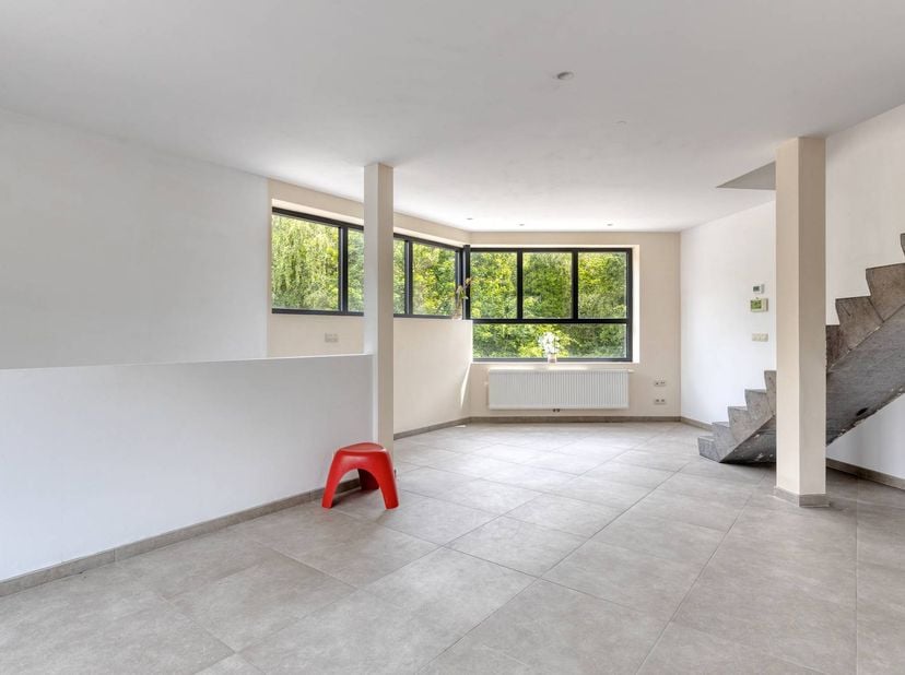 Op zoek naar een woning in Zwijnaarde dan is deze beletagewoning met een doordachte indeling en een uitgesproken architecturaal karakter absoluut uw b