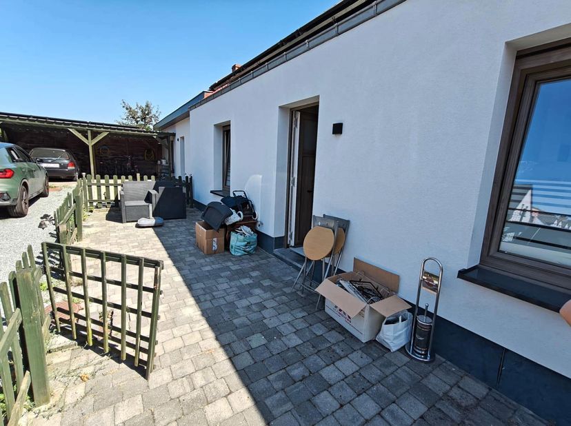 Gunstige gelegen woning met 2 slaapkamers te huur. De woning is als volgt ingedeeld: Inkomhal, 2 slaapkamers, apart toilet, leefruimte, keuken met all
