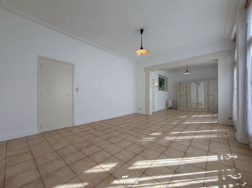 Appartement 2 chambres à deux pas du centre-ville de Tournai ! <br />
<br />
Composition : <br />
Hall d'entrée donnant accès à la cuisine et au sa