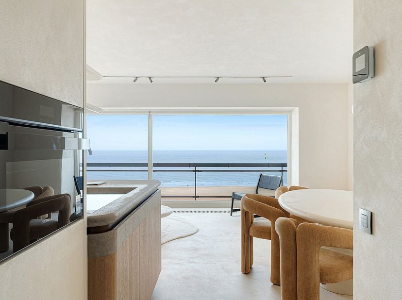 Magnifiquement rénové appartement avec vue panoramique sur la mer. Emplacement idéal entre la Place du Phare et la Place Albert, à deux pas des commer