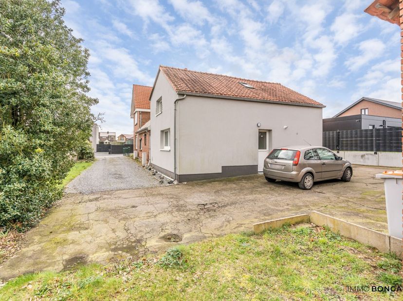 Deze ruime woning is gelegen in Opglabbeek en bevindt zich op een mooi perceel van 9 are. Dankzij de indeling en het volume biedt deze eigendom tal va