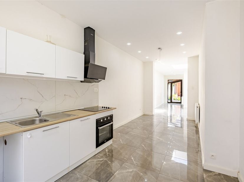 Bent u op zoek naar een instapklare woning met drie slaapkamers in het centrum van Sint-Niklaas? Dan is deze woning zeker een bezoek waard!<br />
Deze