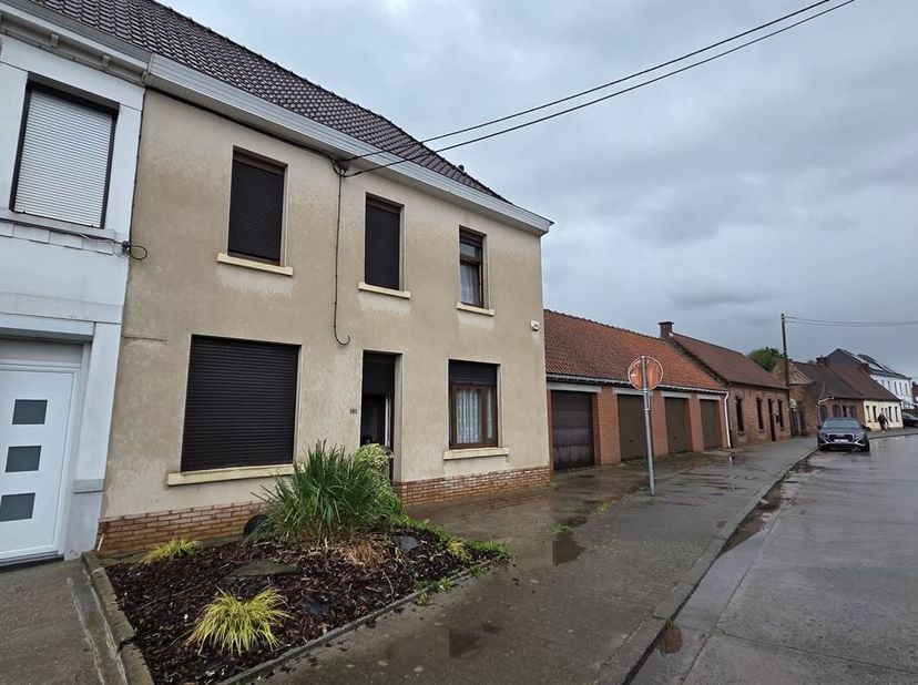 Grande maison située rue Cazeau avec 4 garages et un grand jardin.<br />
La maison se compose au rez-de-chaussée d'un couloir desservant un bureau/cha