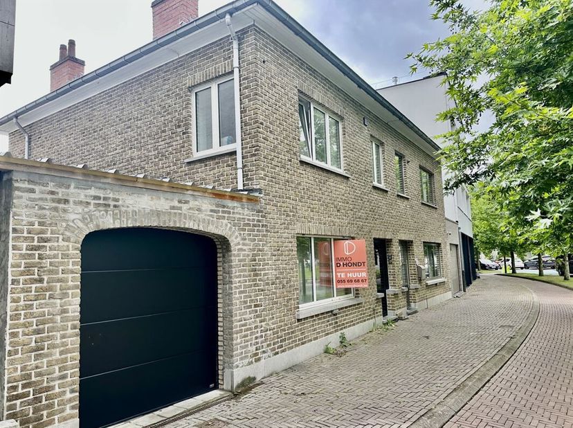 Volledig gerenoveerde woning in centrum Oudenaarde.<br />
Je komt de woning binnen langs de inkomhal.<br />
Op de gelijkvloerse verdieping heb je de l