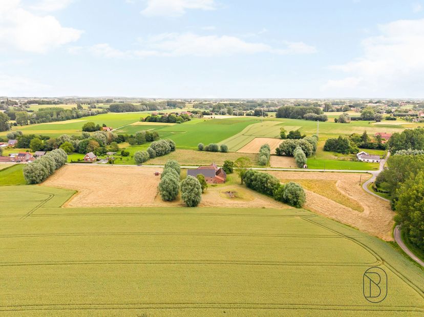 Prachtig gelegen karaktervolle vierkantshoeve met prachtige verzichten, op een perceel van maar liefst 2,45 hectare. <br />
<br />
Op slechts 2 minu