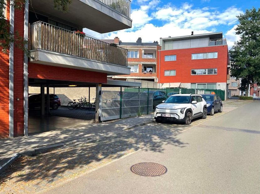De staanplaats bevindt zich onder een carport en is bereikbaar via een afgesloten toegangspoort met code, wat zorgt voor extra veiligheid en privacy.<
