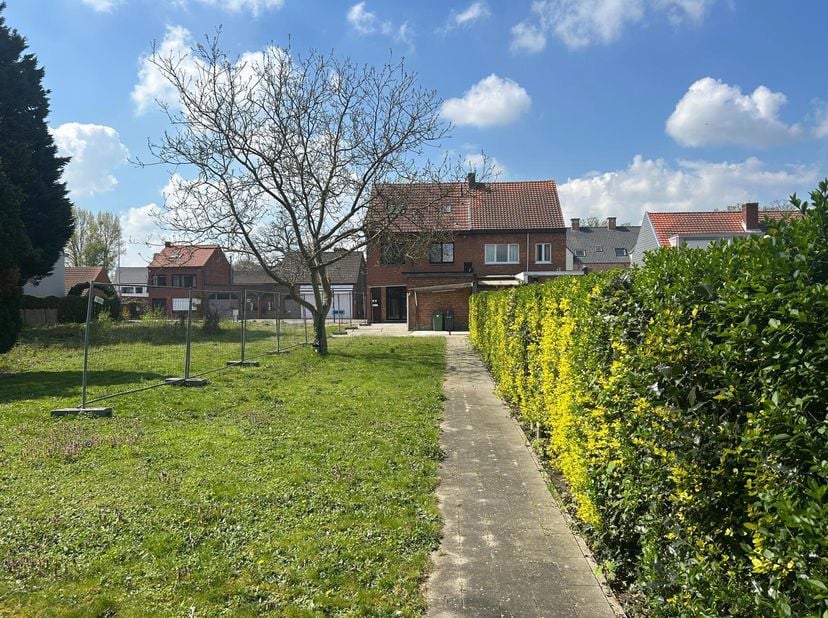 Deze ruime en recent gerenoveerde woning bevindt zich vlakbij winkels, openbaar vervoer, scholen,... en is volledig instapklaar. De woning bestaat op