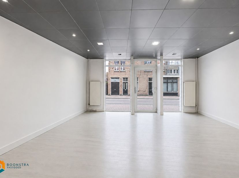 Op een uitstekende locatie te centrum Willebroek bevindt zich dit handelspand met duplex appartement en 3 slaapkamers. U geniet van een schitterende v