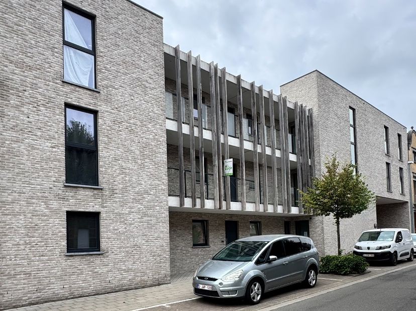 Dit appartement (A1.1) is gelegen op de 1ste verdieping in de Residentie Brouwershof te Westrozebeke (Staden) en bestaat uit: inkomhal - toilet - badk