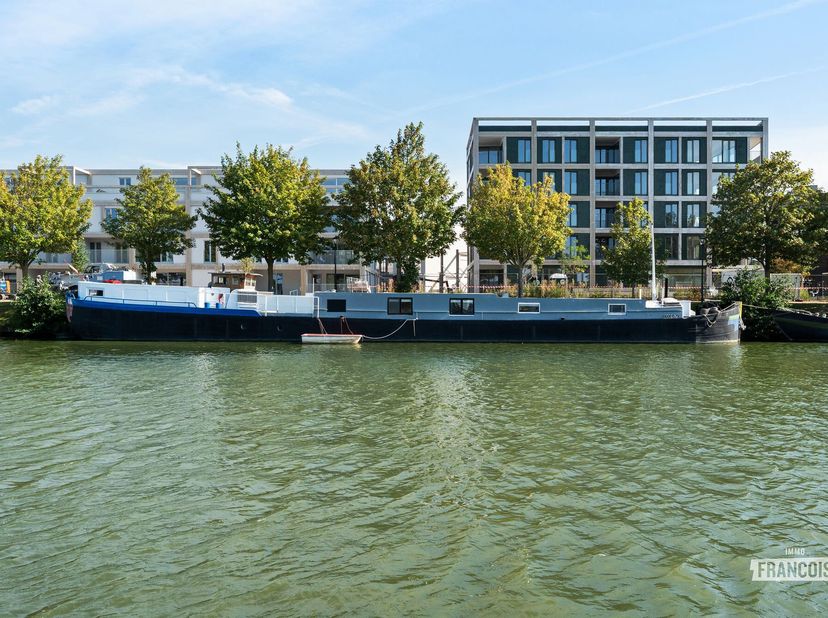Cette péniche unique offre tout le confort moderne dans un intérieur contemporain. Après une rénovation complète, Â De Jana Â bénéficie désormais d'un
