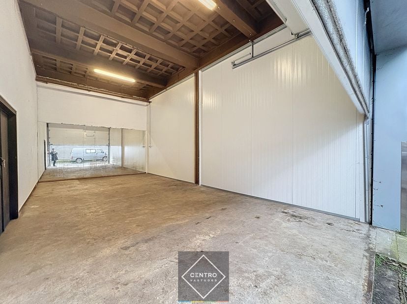Benaderende AFMETINGEN:&amp;nbsp;<br />
10m x 5m; 50m&amp;nbsp;&amp;nbsp;<br />
Gebruik van de gemeenschappelijke toiletten naast de deur.<br />
<br />
AFWERKING: