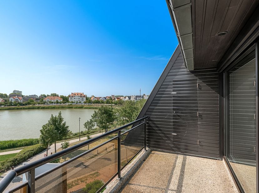 Ruim en zonnig appartement met panoramisch zicht op het Zegemeer, gelegen in de villa-residentie Maracana. Mogelijkheid tot aankoop van een ruime gara