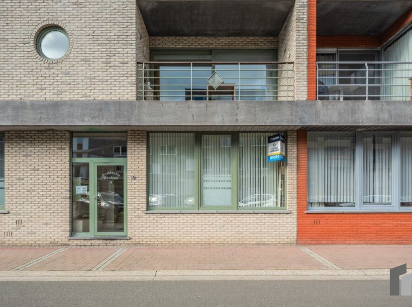 Op wandelafstand van de duinen en de zee, bevindt zich dit verzorgde gelijkvloers appartement met één slaapkamer. U geniet hier van een rustige omgevi