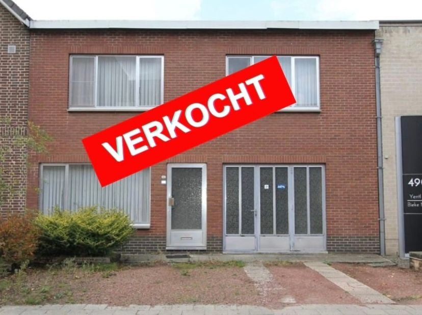 *** VERKOCHT ***<br />
Deze rijwoning werd gebouwd in 1971 op een grondstuk van 4are8ca.&amp;nbsp; KI is 991 EUR.&amp;nbsp;<br />
Parkeren kan je makkelijk vo