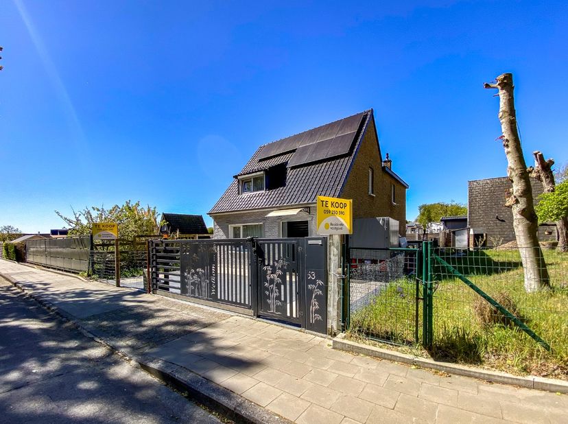 Instapklare open bebouwing, gelegen op 330m² te Oostduinkerke vlakbij de Simli Duinen van Nieuwpoort en op 800m van het strand. Kan zowel als vaste wo