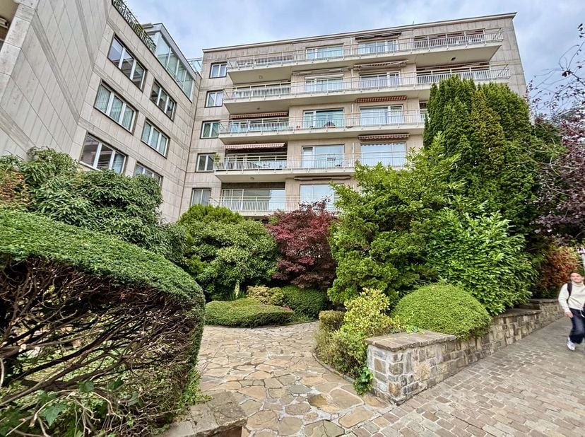 Venez découvrir cet appartement aérien coup de coeur sur les toits de Bruxelles. Situé dans un quartier très recherché, ce penthouse exceptionnellemen