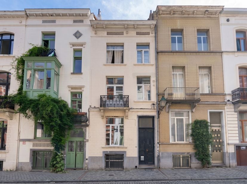 SINT-GILLIS – in een rustige straat tussen Ma Campagne en het gemeentehuis, aangename WONING van ±273m² gebouwd op een perceel van 1a10ca en 5m breed