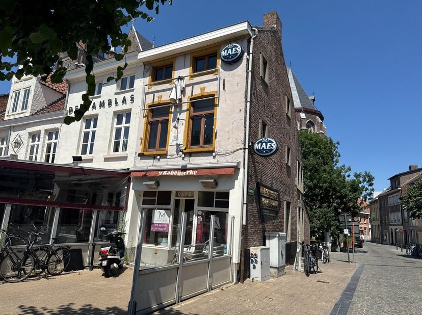 Droom je ervan een bruisende horecazaak uit te baten? Dan is dit pittoreske café in het centrum van Eeklo een unieke kans.<br />
Met een frisse, eigen