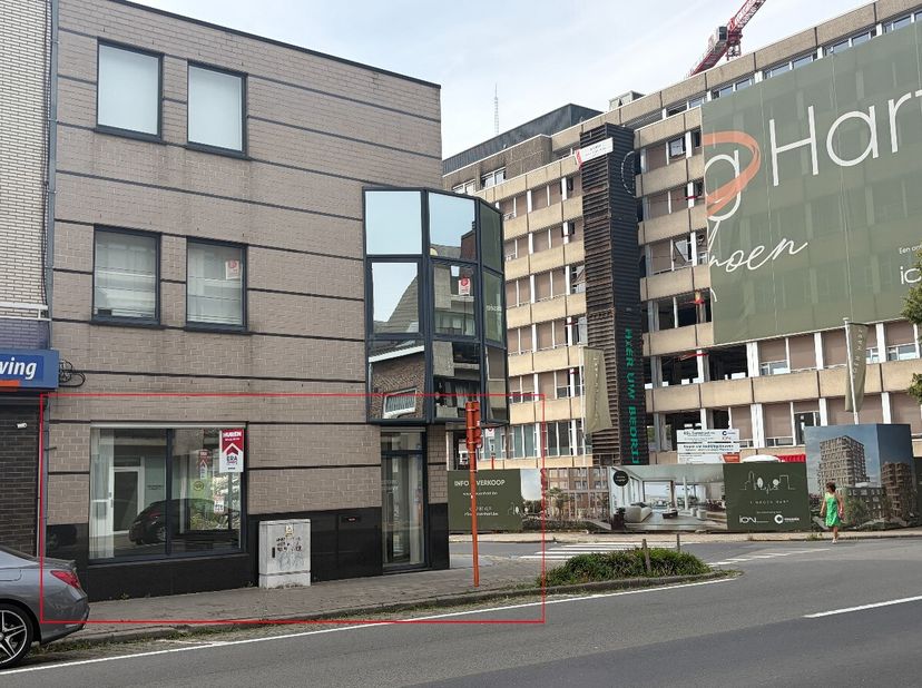 Commerce idéalement situé le long de la Meensesteenweg à Roulers. Ce commerce prêt à lemploi se situe juste en face du nouveau projet résidentiel Â Gr