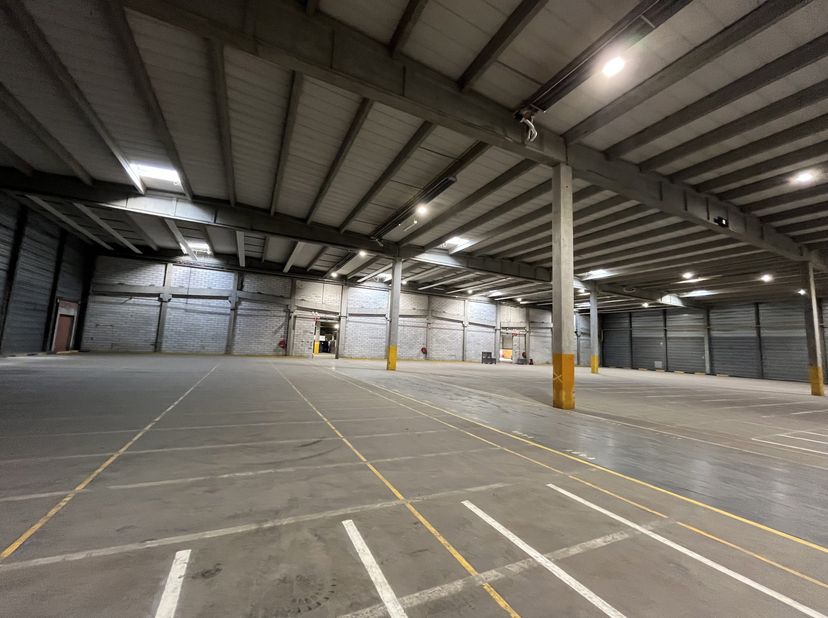 Uniek gelegen logistiek magazijn met een totale oppervlakte van 15.370m², opsplitsbaar in 6.270m² - 9.100m² - 12.000m². De vrije hoogte varieert tusse