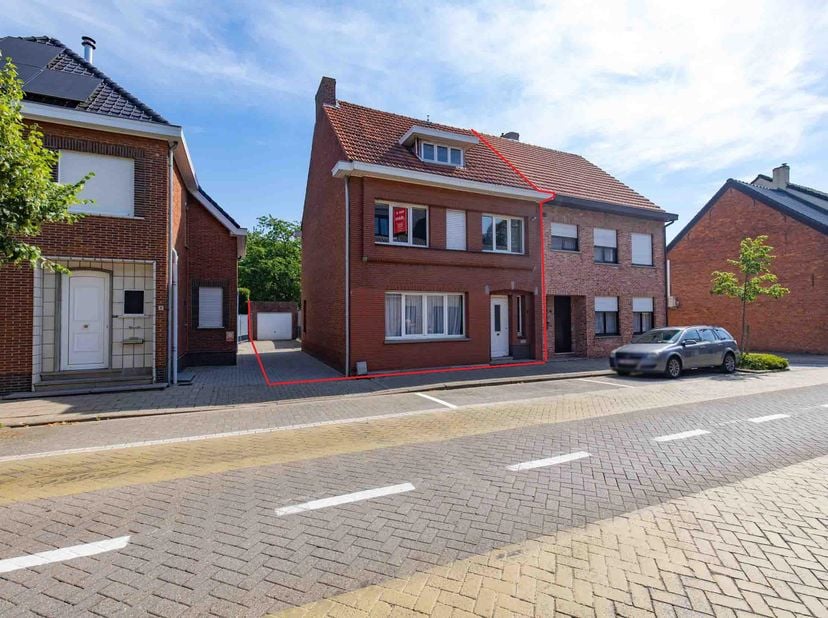 MAISON -<br />
Maison, section C, no. 0535VP0000, grand 489 m².  <br />
Aménagement : Cave de stockage.  <br />
Rez-de-chaussée : hall d'entrée, séjou