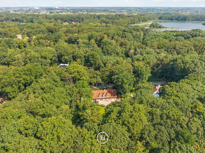 Deze vrijstaande villa bevindt zich in een woonpark op een bijzonder groene en bosrijke locatie nabij het Kraenepoel in Aalter. Met een bewoonbare opp