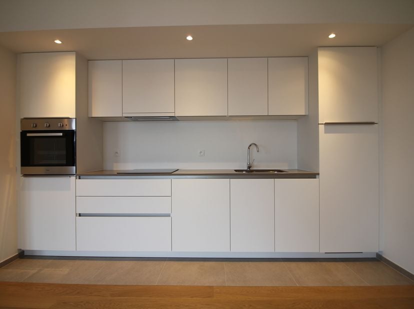 Bel appartement de 2 chambres à coucher dans un îlot intérieur. Idéalement situé dans la belle commune de Woluwe-Saint-Lambert. Cet appartement de 92m