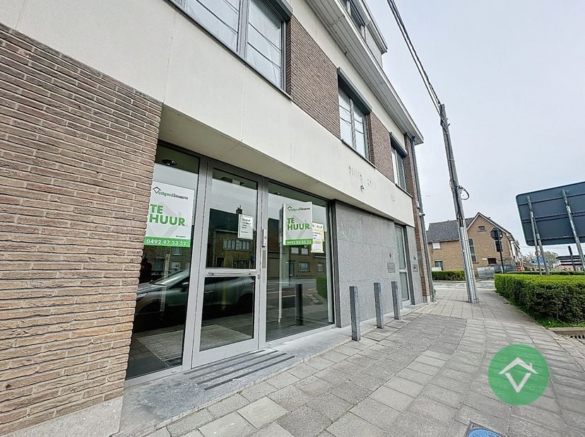 Op zoek naar een veelzijdige en instapklare commerciële ruimte? Deze eigendom in Vleteren biedt een professionele setting met tal van mogelijkheden vo