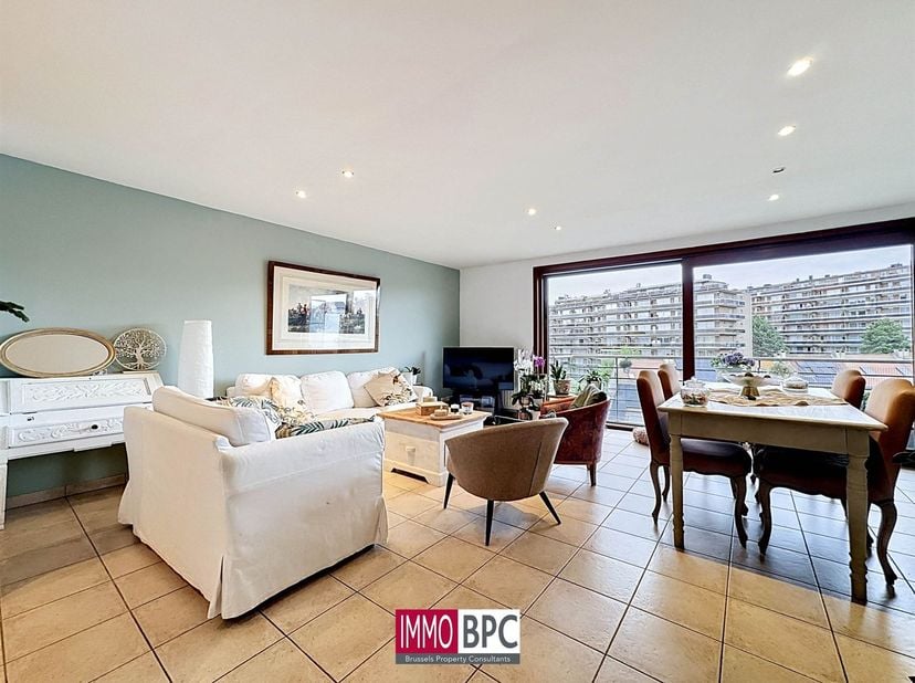 Ontdek dit elegant appartement van 74m² gelegen in Koekelberg, waar comfort, lichtinval en een prachtig open uitzicht over Brussel perfect samenkomen.