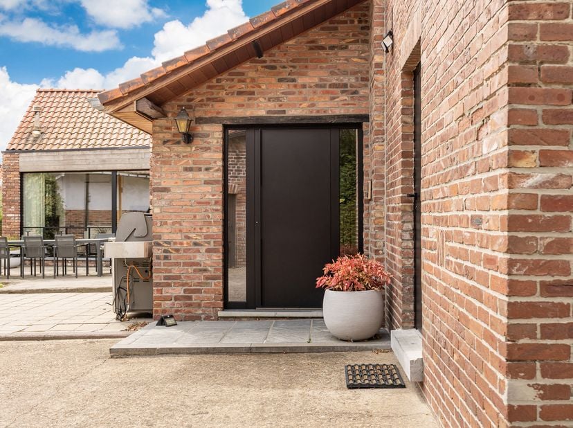 <br />
LUXUEUZE EN RUIME VIERKANTSHOEVE (242M2) MET STALLINGEN (180M2) IN EEN DOODLOPENDE STRAAT, OP EEN PRACHTIG PERCEEL VAN 43A 65CA<br />
In de cha