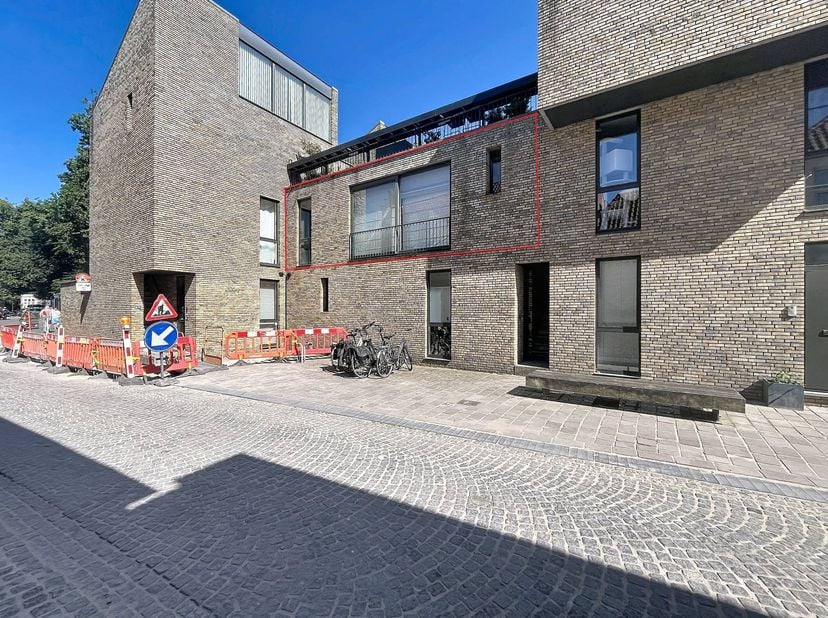 Dit gezellige één-slaapkamerappartement te huur ligt in het historisch centrum van Brugge, vlak bij de markt. Je vindt deze charmante woning in de rus