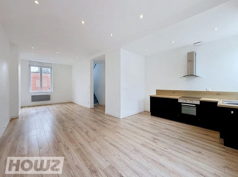 Idéalement situé en centre-ville de Mouscron, cet agréable appartement duplex séduit par ses volumes généreux, sa luminosité et son emplacement privil