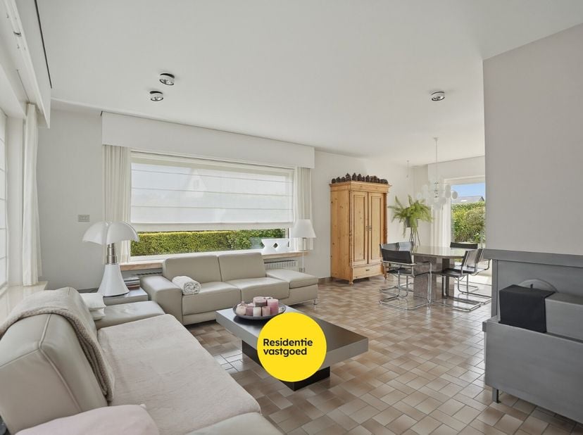 In een rustige en gezinsvriendelijke woonwijk bevindt zich deze verzorgde bungalow op een perceel van 571 m². De woning werd gebouwd in 1976 en is ste