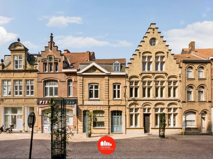 Op een toplocatie in de Rijselstraat bevindt zich deze charmante herenwoning boordevol karakter. Vanuit de woning geniet u van een prachtig zicht op d