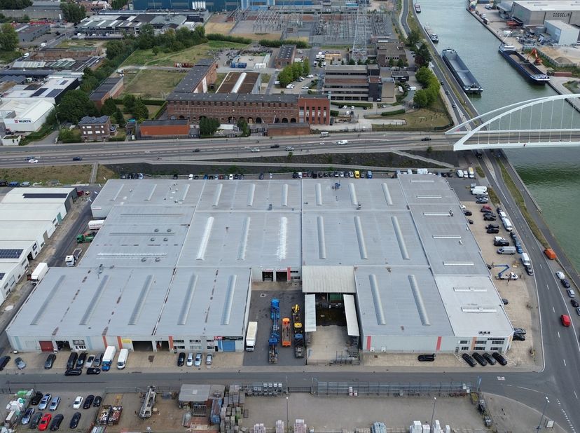 Strategisch gelegen aan het Albertkanaal in Merksem (Antwerpen), biedt dit bedrijfscomplex aan de Vaartkaai 10–15 een uitstekende combinatie van kanto