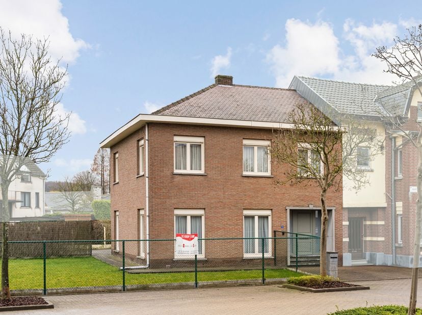 Halfvrijstaande gezinswoning met inpandige garage en drie slaapkamers in het pittoreske centrum van het idyllische Kanne. Dit geliefde dorp, gekenmerk