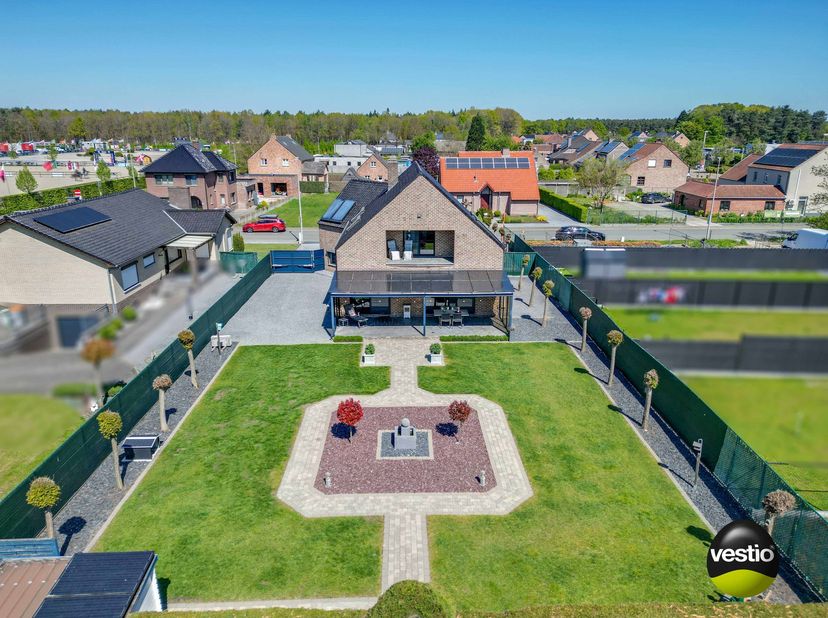 ENERGIEZUINIGE WONING OP 13,52 ARE TE OPGLABBEEK<br />
<br />
Deze ruime en lichtrijke woning is gelegen langs de Speeltuinstraat vlakbij het centrum