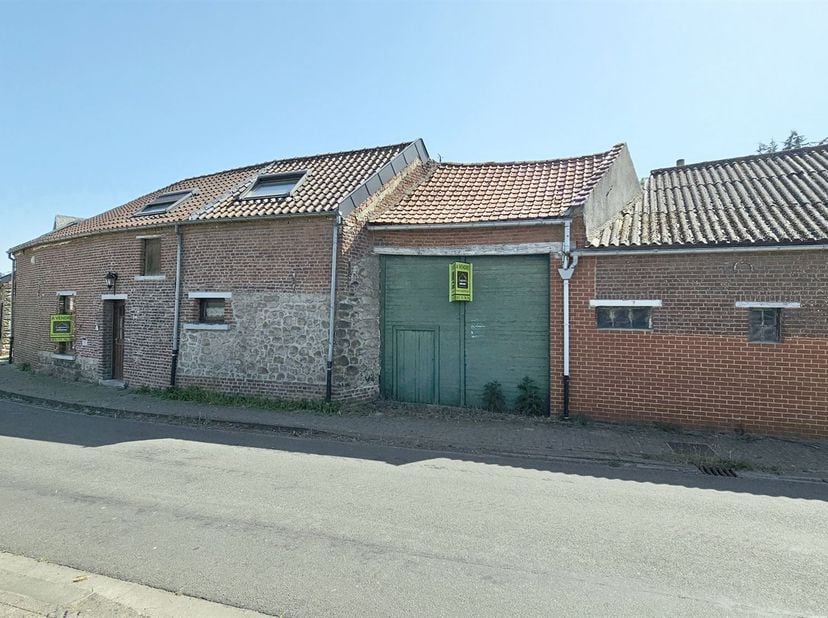 Prix: Offre à partir de 190.000 euros, frais d'agence non inclus et à charge de l'acquéreur.<br />
Maison à rafraichir, proposant de belles possibilit