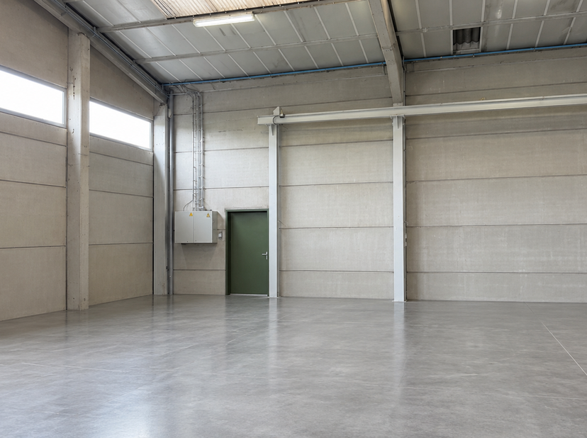 Op een vlot bereikbare locatie in Torhout bevindt zich deze ruime opslagloods van ca. 480 m². <br />
De loods is uitgerust met een rolbrug van 5 ton,