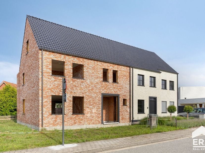 Op zoek naar een woning die je volledig naar eigen smaak kan afwerken? Deze casco halfopen bebouwing op een perceel van 401 m² biedt een unieke kans o