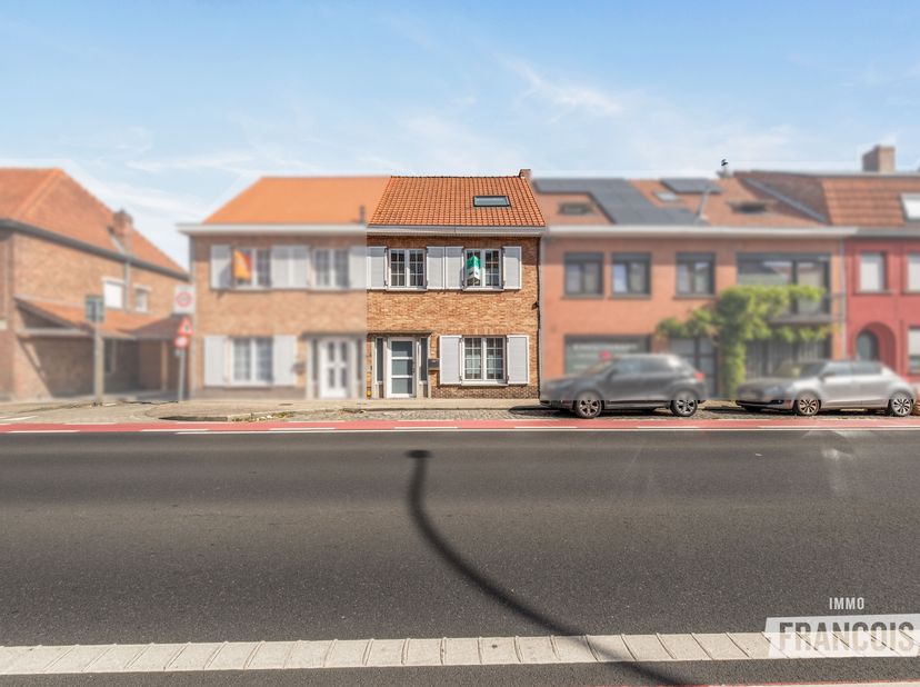 Op zoek naar een instapklare woning op een centrale locatie in Sint-Kruis? Deze charmante woning langs de Moerkerkse Steenweg combineert een uitsteken