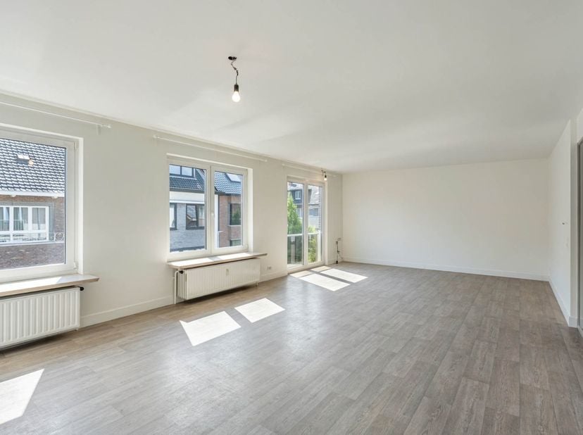 Instapklaar drieslaapkamer appartement, op wandelafstand van het centrum, scholen, winkels, Jessa ziekenhuis en andere faciliteiten. Bewoonbare opperv