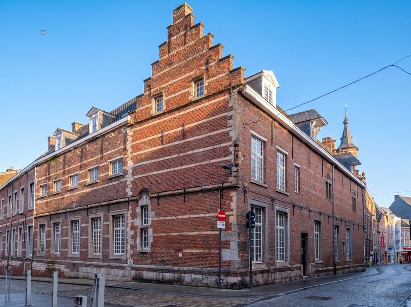 Ontdek dit uitzonderlijke en historisch waardevolle pand in het hart van Sint-Truiden: een voormalig klooster van de Zusters Ursulinen met enorm poten