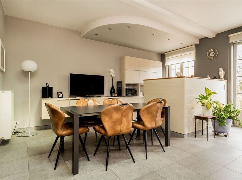 Deze charmante, karaktervolle woning zit vol sfeervolle elementen en verrast door haar royale ruimte en uitzonderlijk goede staat van onderhoud, waard