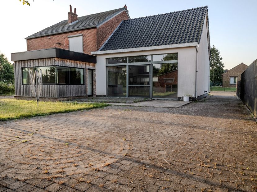 Welkom in Eversel in de Pater Beckersstraat.<br />
In deze rustige straat vinden we deze open bebouwing op een perceel van circa 15 are terug.<br />
H