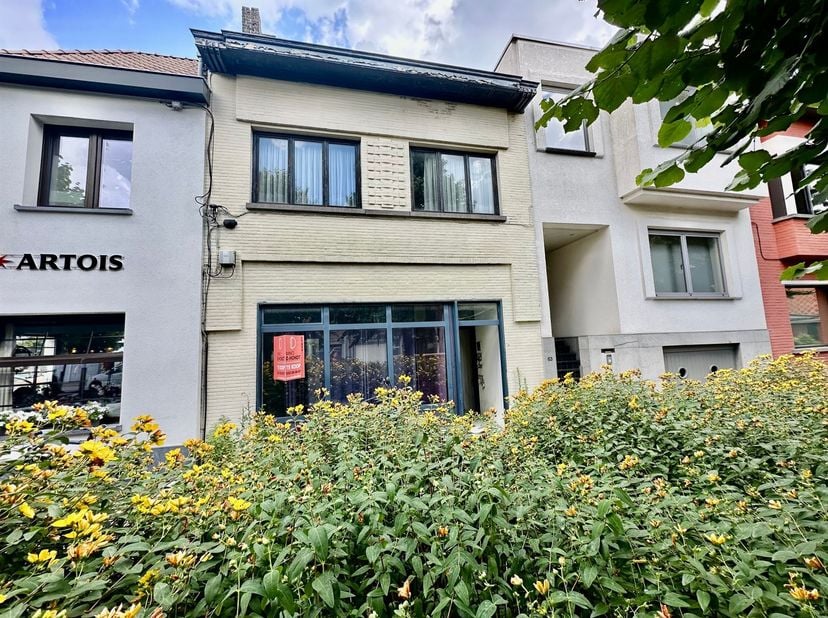 Maison à rénover avec garage dans le centre d'Audenarde.<br />
<br />
AGENCEMENT<br />
Au rez-de-chaussée, la maison comprend un hall d'entrée, 2 cham