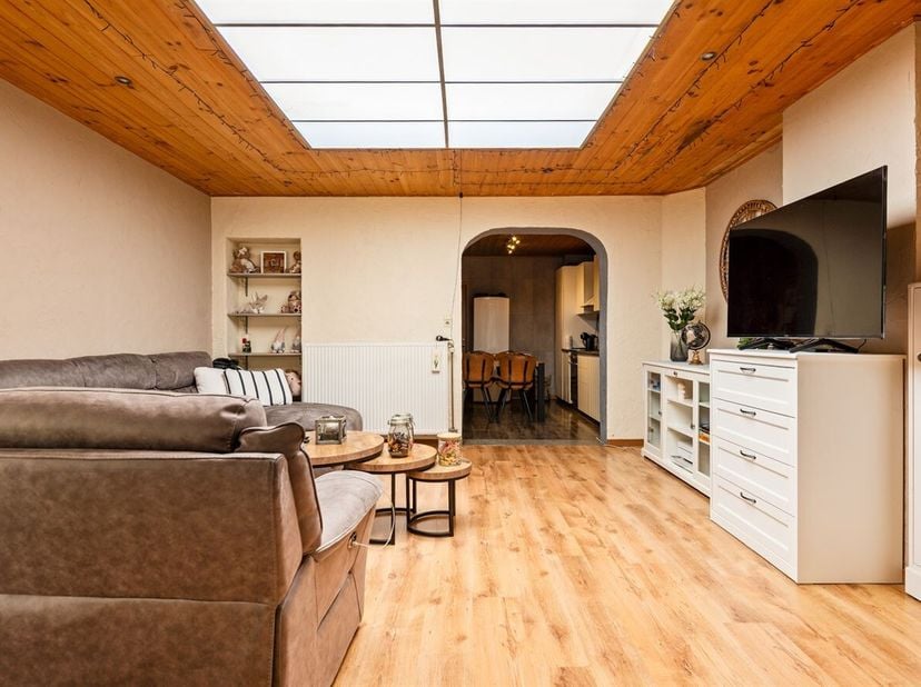 Ligging: De woning is gunstig gelegen in Merksem, met vlotte bereikbaarheid en in de nabijheid van winkels, openbaar vervoer, scholen en andere dageli