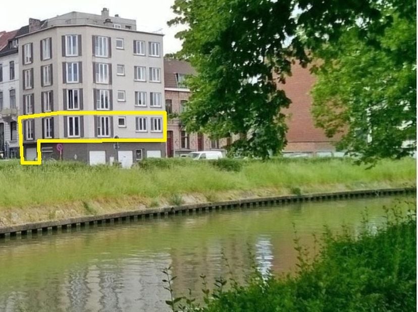 Dit grote drie-gevelappartement op de eerste verdieping heeft een uitstekende ligging op de hoek van de Eedverbondkaai en Beemdstraat (eenrichtingsver