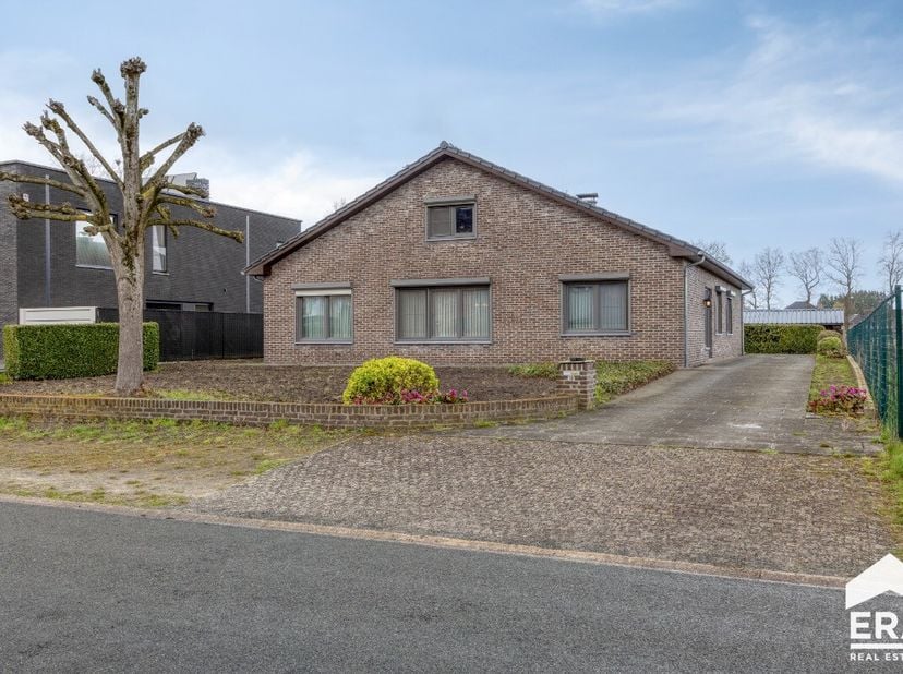 [[ DIT PAND NEEMT DEEL AAN DE ERA OPEN HUIZEN DAG OP 13/6 VAN 16:00 TOT 17:00 ]] Te koop: rustig gelegen gezinswoning in de Schoolstraat, op een ruim