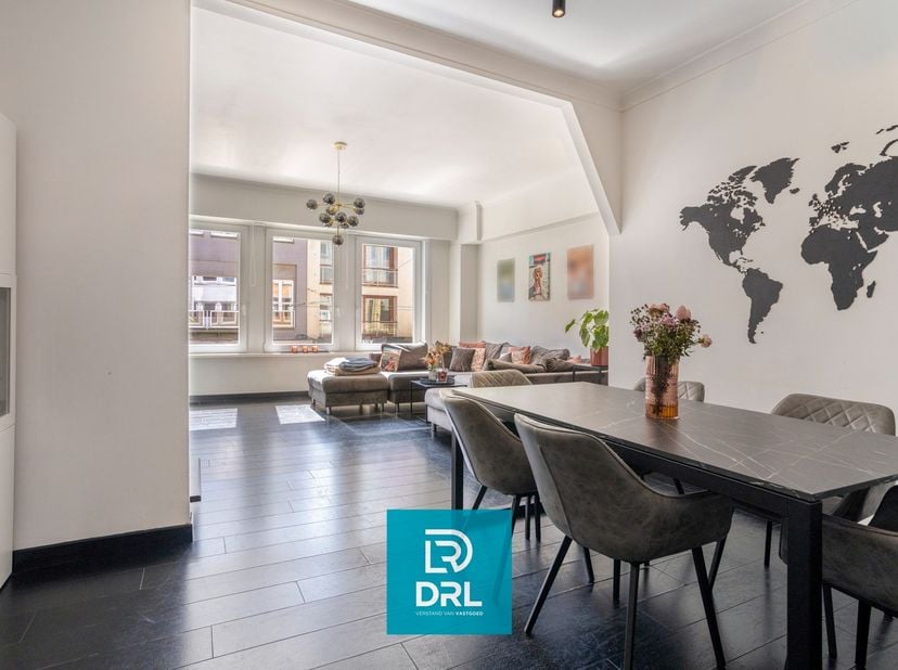 Prachtig, instapklaar horecapand (230m²) met woonst (2 appartementen – 130m² en 57m²) in het bruisende centrum van De Panne.<br />
Mis deze unieke kan